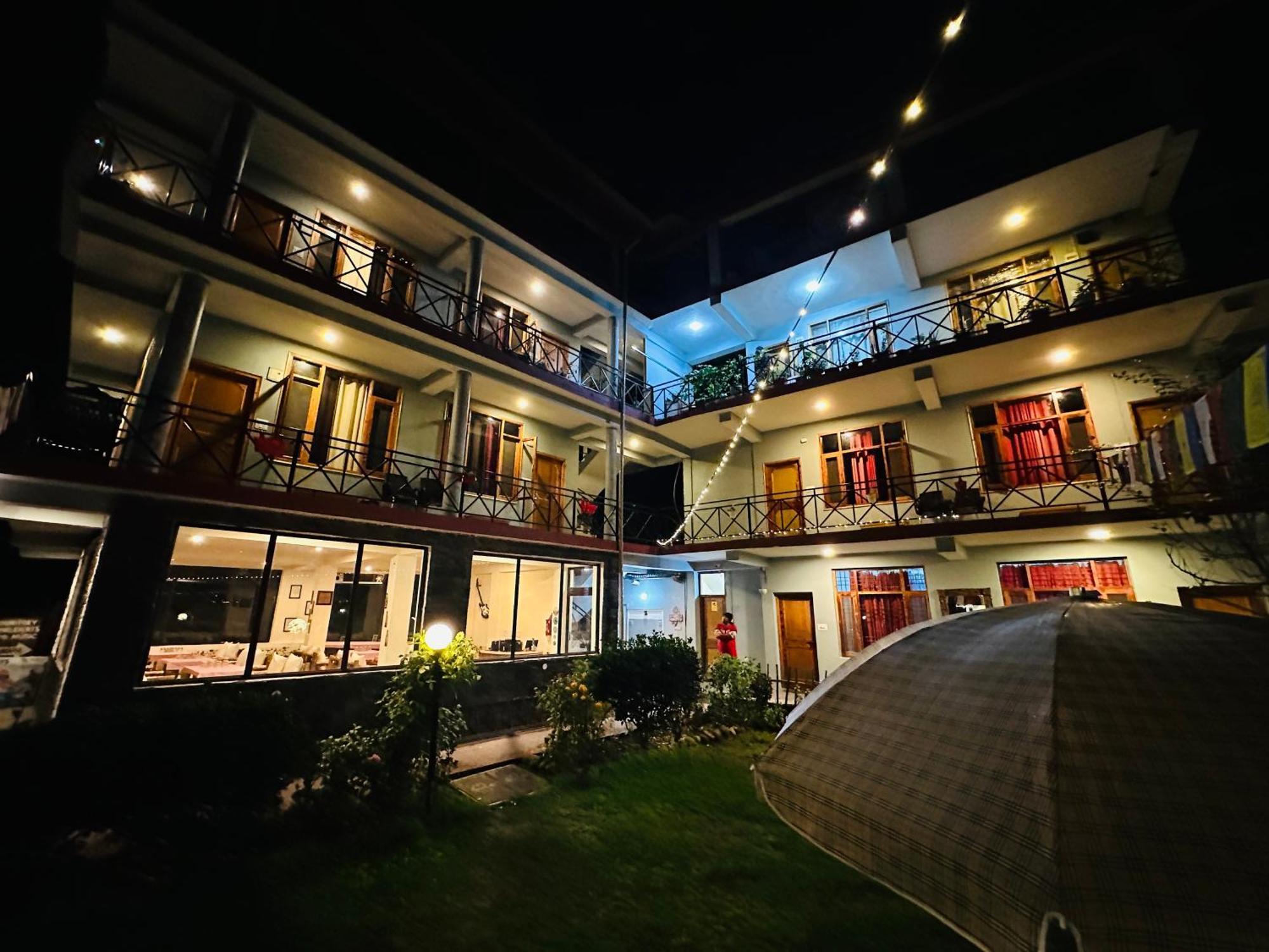 Red House Cafe And Inn Manali  Bagian luar foto
