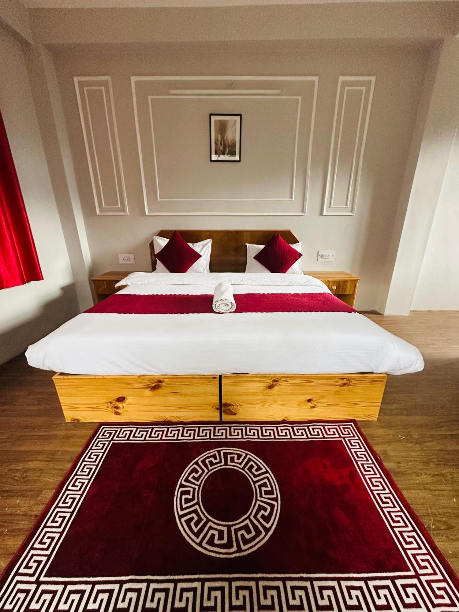 Red House Cafe And Inn Manali  Bagian luar foto